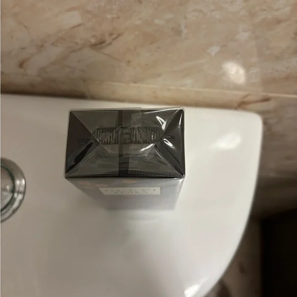 Gucci Flora Gorgeous Magnolia Purple Bottle - Picture 3 of 4